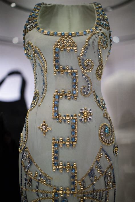 Los 5 Vestidos Icónicos de Versace que Cambiaron la.